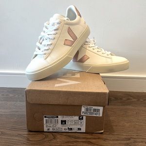 Veja Campo NWT - extra white nacre, size 40 (women’s 9)
